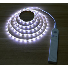 LED стрічка 2м від батарейок або powerbank з датчиком руху і сенсором освітленості біле холодне світіння