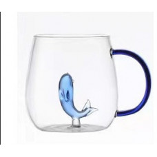 Чашка скляна прозора з фігуркою на дні З китом та синьою ручкою 400 мл