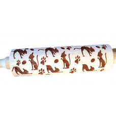 Деревяна скалка з різьбленим рельєфним малюнком для розкочування тіста. Візерунок котик з лапками