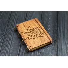 Блокнот А6 Love is never wrong з фанери Темний на кільцях, 60 аркушів