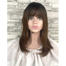 Перука жіноча середньої довжини пряма темно-русява з темним корынням проділом і чубчиком